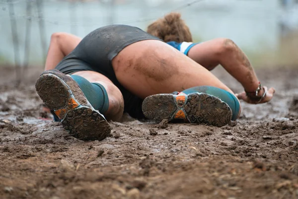 Crawling,passing under a barbed wire obstacles during extreme obstacle race — Stock Photo, Image