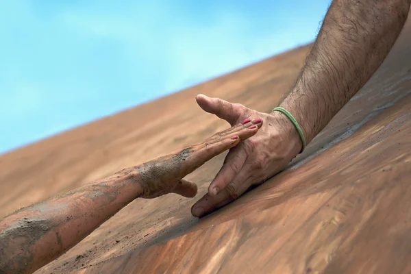 Dare una mano, aiutare quando superare gli ostacoli — Foto Stock