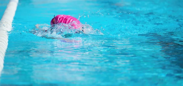 Γυναίκα που κολυμπούσαν την ανίχνευση μπροστά στην πισίνα — Φωτογραφία Αρχείου
