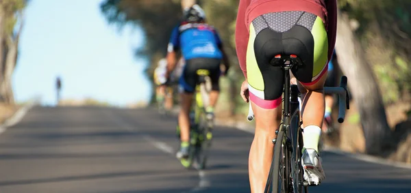 Compétition cycliste, vue de derrière — Photo