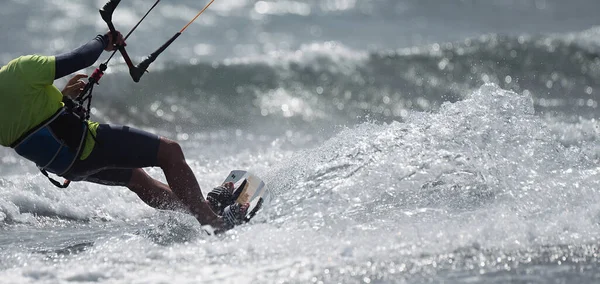 Hombre Atlético Saltar Sobre Tabla Kitesurf Las Olas Del Mar —  Fotos de Stock