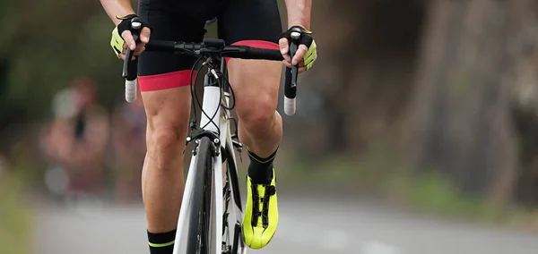 Ciclista Masculino Andar Bicicleta Corrida Homem Bicicleta Estrada Verão Rural — Fotografia de Stock