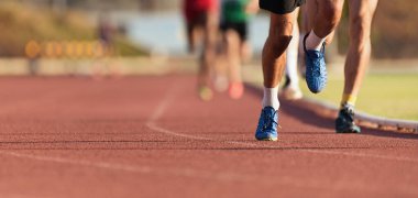 Atletizm ekibi sahada koşuyor.
