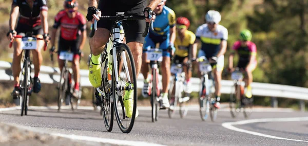 サイクリング競技 レースに乗るサイクリスト選手 詳細サイクリングシューズ — ストック写真