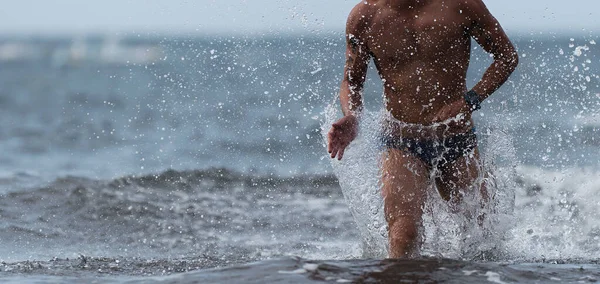 Swimmer Running Out Ocean Finishing Swim Race Fit Man Ending — Stock Photo, Image