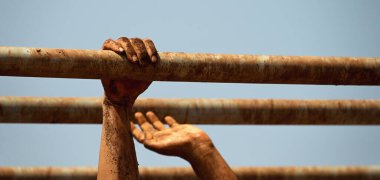 Engelleri aşan çamur yarışı koşucuları, engelleri aşan eller. Yavaş yavaş.