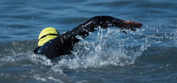 Nadador Flotante Arrastrarse Mar Azul —  Fotos de Stock