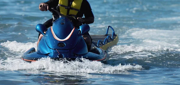 Rettungsschwimmer Auf Einem Jetski Patrouilliert Strand Ein Rettungsschwimmer Auf Einem — Stockfoto