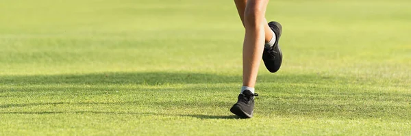 Laufende Kinder Auf Sportschuhen Die Entlang Des Grünen Rasens Laufen — Stockfoto