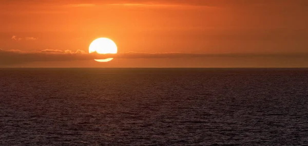 Sol Está Ajustando Horizonte Sunset Sunrise Sobre Mar Oceano Tranquilo — Fotografia de Stock