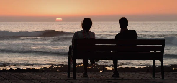 Silhouette Romantic Couple Bench Sea — Stock Photo, Image