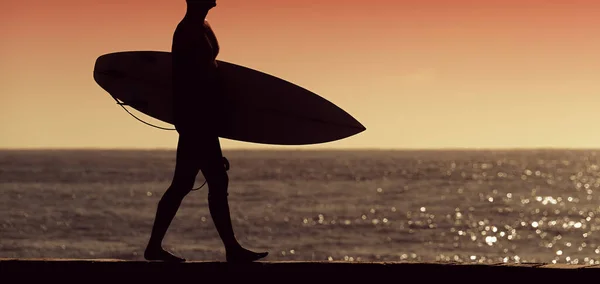 Surfista Camina Por Playa Atardecer — Foto de Stock