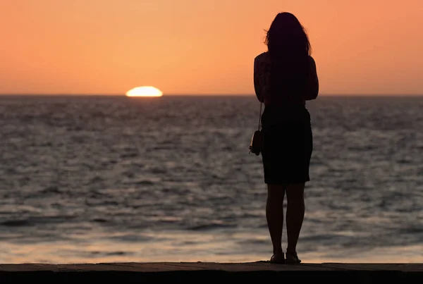 Силуэт Чувственной Женщины Наблюдающей Закат Пляже Стоковое Фото