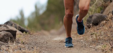 İz süren adam dağ yolunda egzersiz yapıyor.