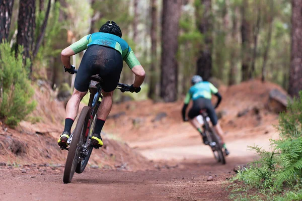 Mountain Bikers Andar Bicicleta Trilha Única Corrida Bicicleta Montanha — Fotografia de Stock