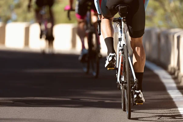 自転車競技 自転車競技 レースに乗るサイクリスト選手 自転車で丘を登る — ストック写真