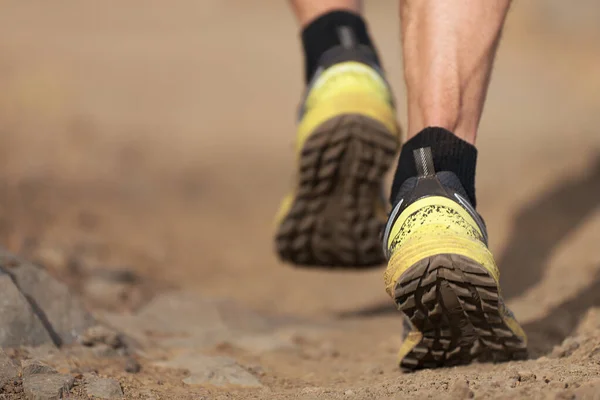 Jejak Atlet Berjalan Pegunungan Daerah Berbatu Detail Sepatu Olahraga — Stok Foto