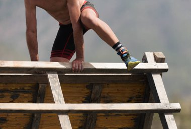 Engelleri aşma yarışına katılan kişi