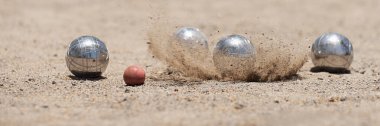 Petanque top bulvarları toz zeminde kaseler, çarpma anında fotoğraf. Toplar ve küçük bir tahta kriko.