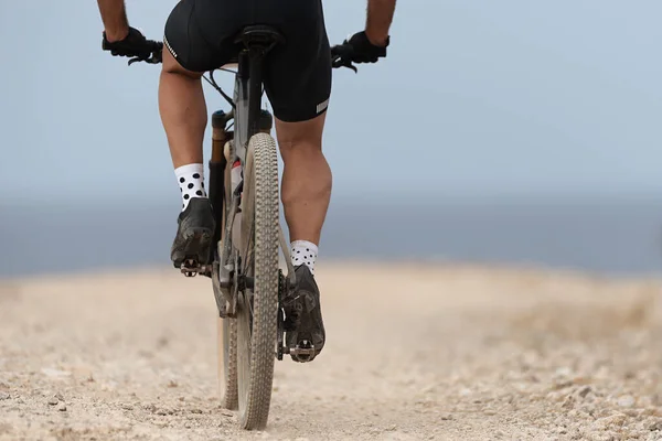 Mountain Biker Andar Bicicleta Trilha Única Vista Para Trás Motociclista — Fotografia de Stock