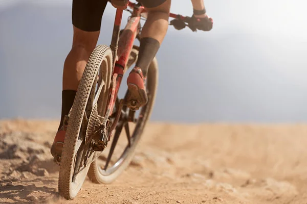 Mountain Biker Andar Bicicleta Trilha Única Vista Para Trás Motociclista — Fotografia de Stock