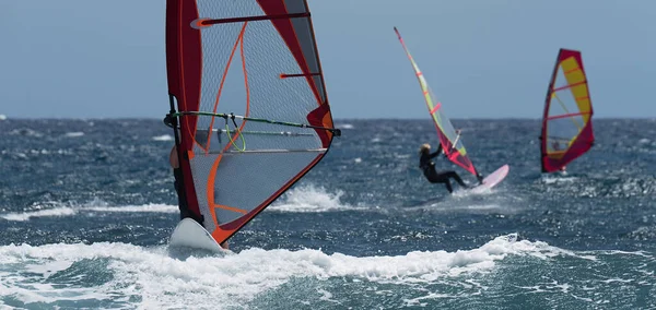 Windsurfers Surfando Vento Ondas Mar Oceano — Fotografia de Stock