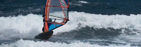 Rüzgâr Sörfçüsü Okyanus Denizinde Dalgalarda Sörf Yapıyor — Stok fotoğraf