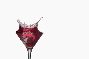 Çilek, beyaz arka plan üzerinde izole sıçrama ile kokteyl