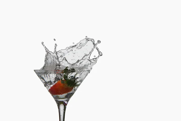 Fragole, cocktail con spruzzata isolata su fondo bianco — Foto Stock