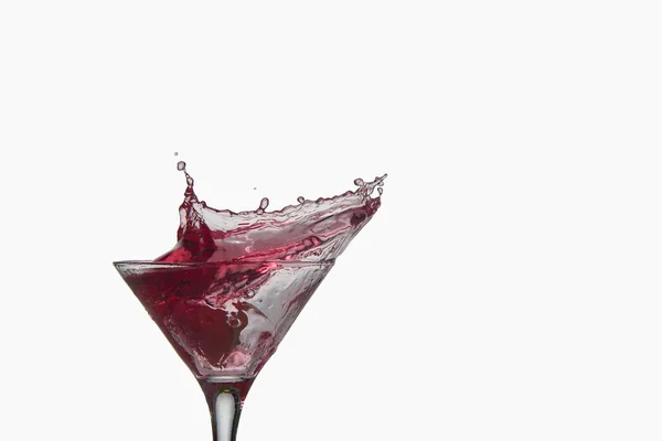 Fragole, cocktail con spruzzata isolata su fondo bianco — Foto Stock