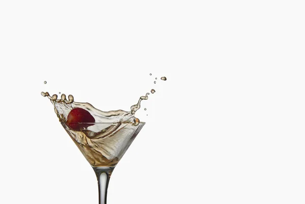 Fragole, cocktail con spruzzata isolata su fondo bianco — Foto Stock