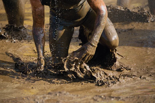 Mud race runners — Stock Photo, Image