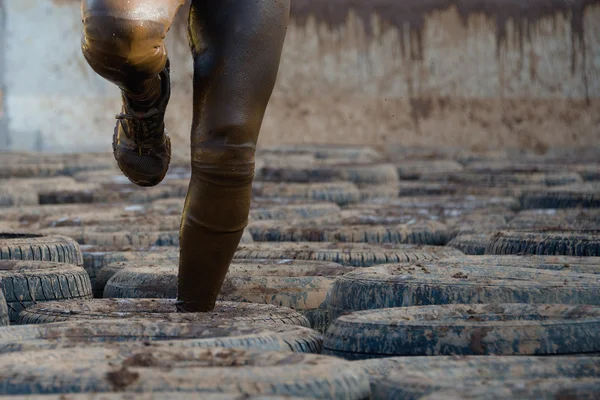 Mud race runners — Stock Photo, Image