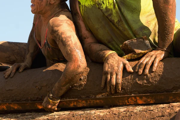 Mud race runners — Stock Photo, Image