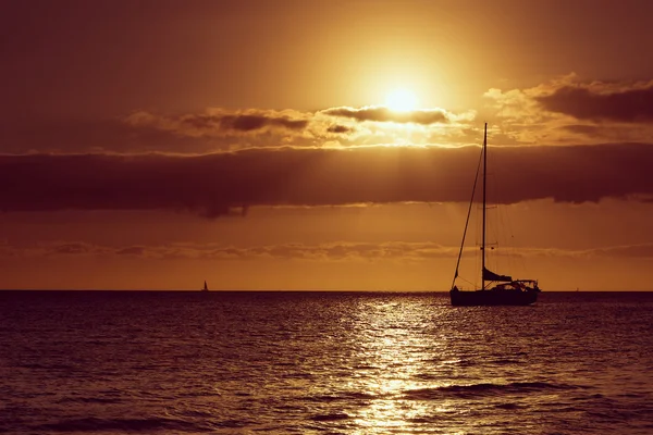 Barco à vela por do sol — Fotografia de Stock