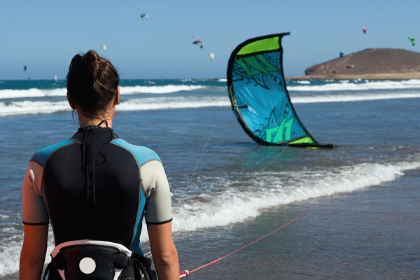 Une jeune femme kite-surfeuse prête pour le kite surf — Photo