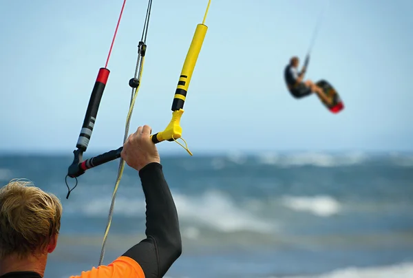 Kitesurfer připraven na kite surfingu ri — Stock fotografie