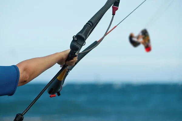 Kitesurfer připraven na kite surfingu ri — Stock fotografie