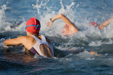 Grup insanlar içinde de triatlon Yüzme wetsuit