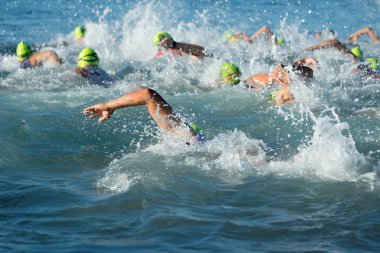 Grup insanlar içinde de triatlon Yüzme wetsuit