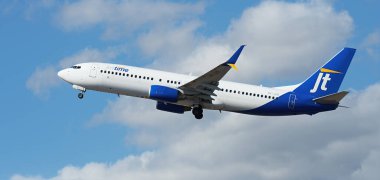 Tenerife, İspanya 15 Kasım 2025. Boeing 737-8K5 Jettime Airlines mavi gökyüzünde uçuyor. Tenerife Havalimanı 'ndan kalkış