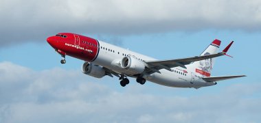 Tenerife, İspanya 15 Kasım 2025. Boeing 737 MAX 8 Norveç Havayolları mavi gökyüzünde uçuyor. Tenerife Havalimanı 'ndan kalkış