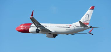 Tenerife, İspanya 15 Kasım 2025. Boeing 737 MAX 8 Norveç Havayolları mavi gökyüzünde uçuyor. Tenerife Havalimanı 'ndan kalkış