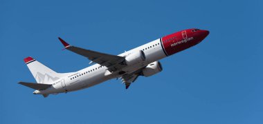 Tenerife, İspanya. 7 Ocak 2026. Boeing 737 MAX 8 Norveç Havayolları mavi gökyüzünde uçuyor. Tenerife Havalimanı 'ndan kalkış