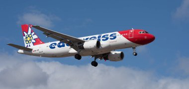 Tenerife, İspanya 11 Ocak 2026. Airbus A320-214 Edelweiss Havayolları mavi gökyüzünde uçuyor. Tenerife Havaalanına iniyor.