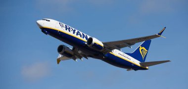 Tenerife, İspanya 21 Ocak 2026. Boeing 737 MAX 8-200 Ryanair Airlines mavi gökyüzünde uçuyor. Tenerife Havalimanı 'ndan kalkış