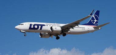 Tenerife, İspanya 6 Şubat 2026. Boeing 737 MAX 8 LOT Airlines mavi gökyüzünde uçuyor. Tenerife Havaalanına iniyor.