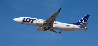 Tenerife, İspanya 6 Şubat 2026. Boeing 737 MAX 8 LOT Havayolları, mavi gökyüzünde uçuyor. Tenerife Havalimanı 'ndan kalkış