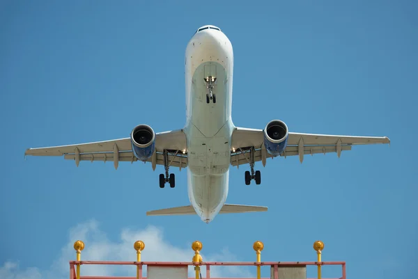 Avião de passageiros em aproximação final — Fotografia de Stock