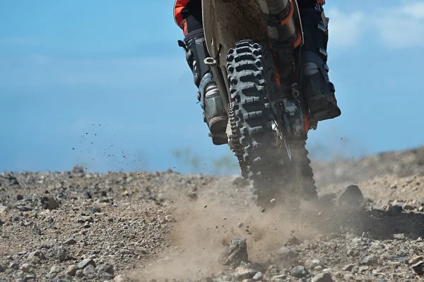 摩托车越野赛赛车加速在土路 — 图库照片
